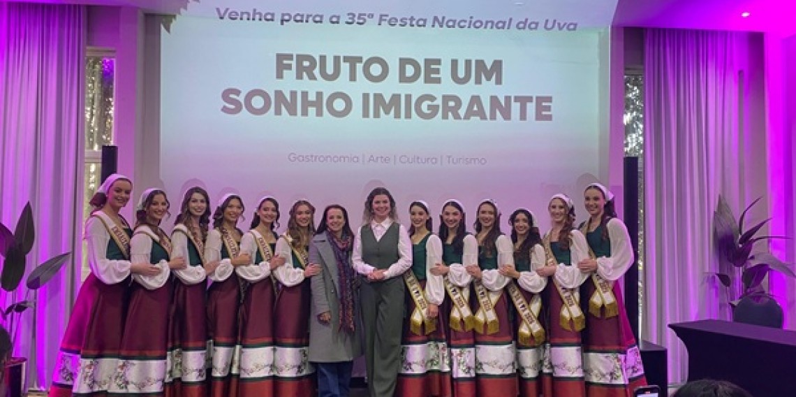 Diretoras de Cultura e Desfiles da Festa Nacional da Uva, secretaria municipal de Cultura Tatiane Frizzo e secretaria adjunta Cristina Nora Calcagnotto